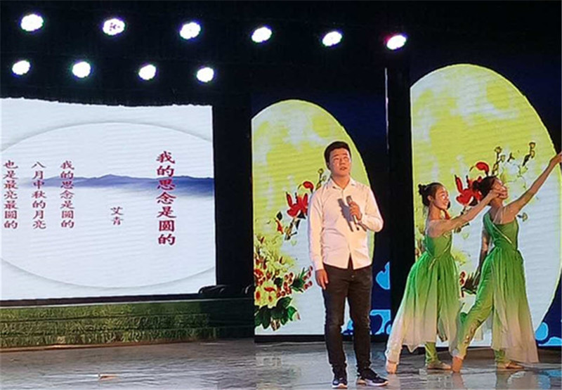 学生朗诵《我的思念是圆的》.jpg