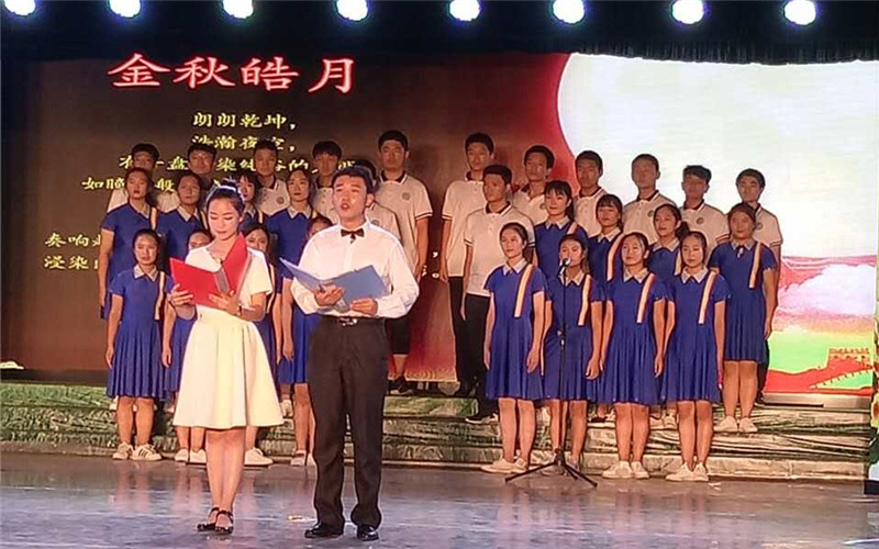 学生齐诵《金秋浩月》.jpg