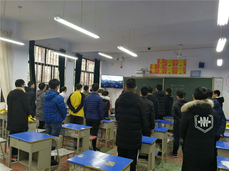 学生集体观看国家公祭仪式.jpg